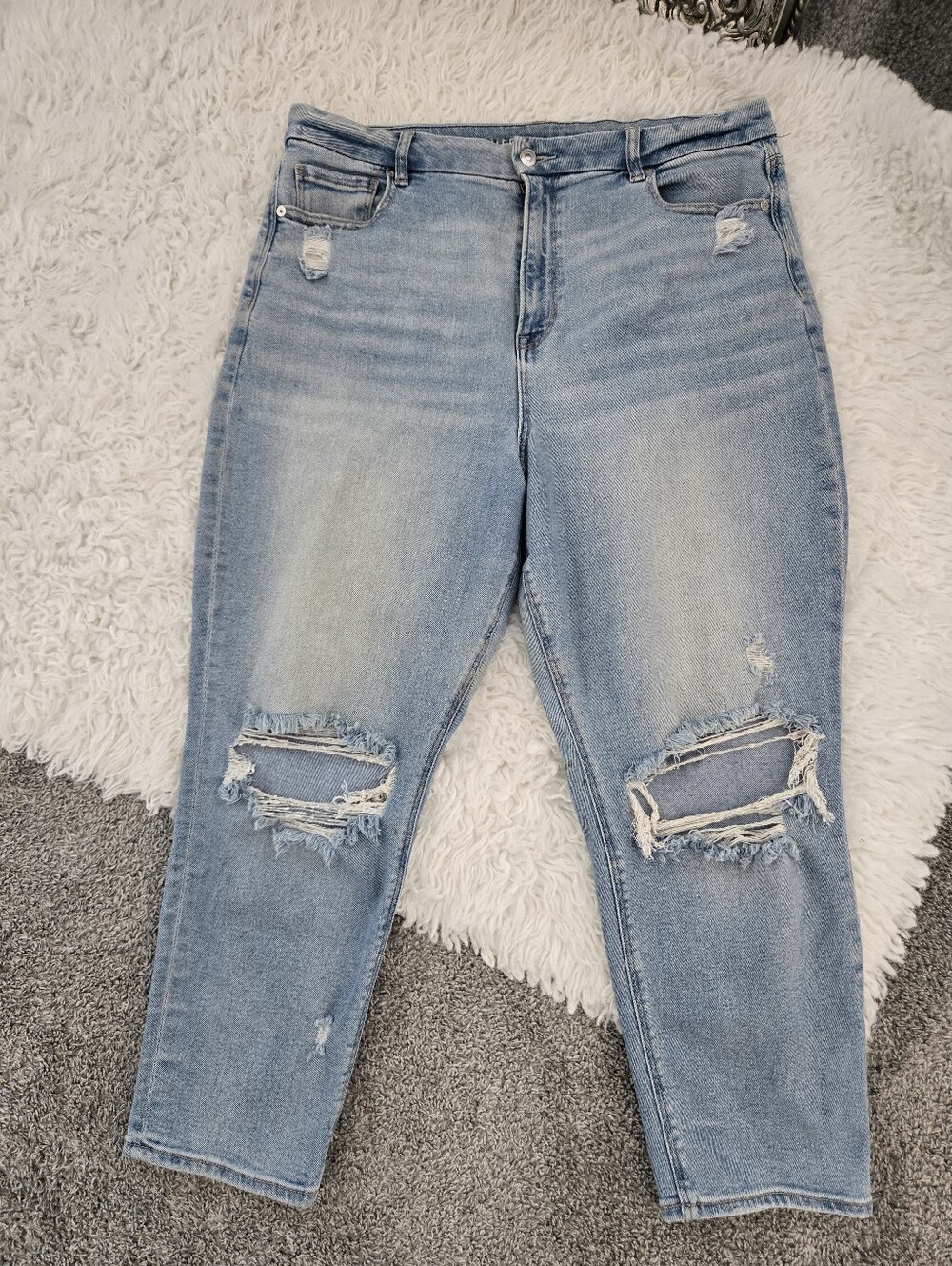 American Eagle Stretch Ripped Curvy Mom Jeans. Size 16 Short.
